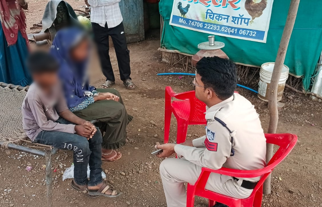 झाबुआ के थाना रानापुर क्षेत्र में मामा के घर से अपने घर जाने की जिद में निकले भाई-बहन रास्ता भटके, डायल-112 जवानों ने परिजन से मिलाया। 